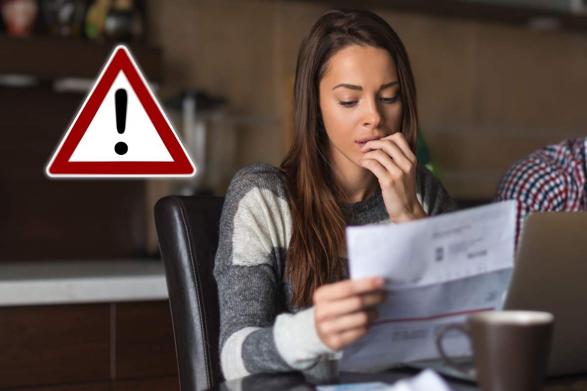 Ragazza agitata mentre legge la bolletta